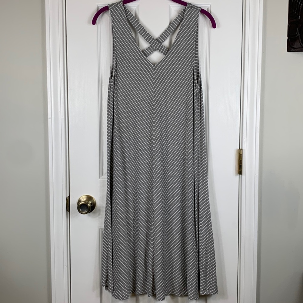 Cable & Gauge grey and white chevron tank top dress size Lg.